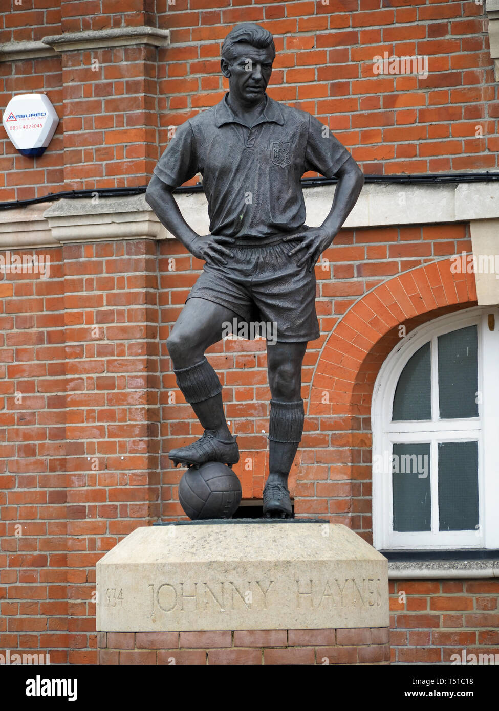 Vista della statua di Fulham e calciatore inglese Johnny Haynes al di fuori di Craven Cottage football club a Londra Foto Stock