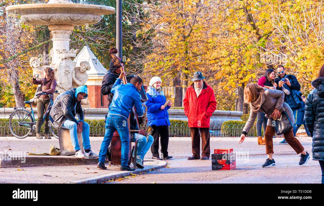Músicos callejeros en el Parque de El Retiro. Madrid. España Foto Stock