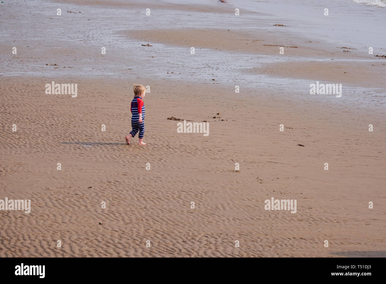 Persone in appoggio sulla spiaggia Irvine Beach -Gailes Beach-North Ayrshire, in Scozia Foto Stock