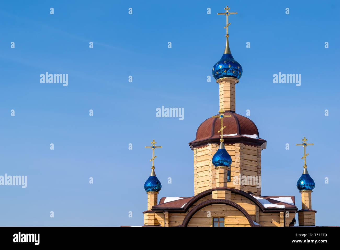 Bellissima chiesa di legno con le cupole blu con le stelle Foto Stock