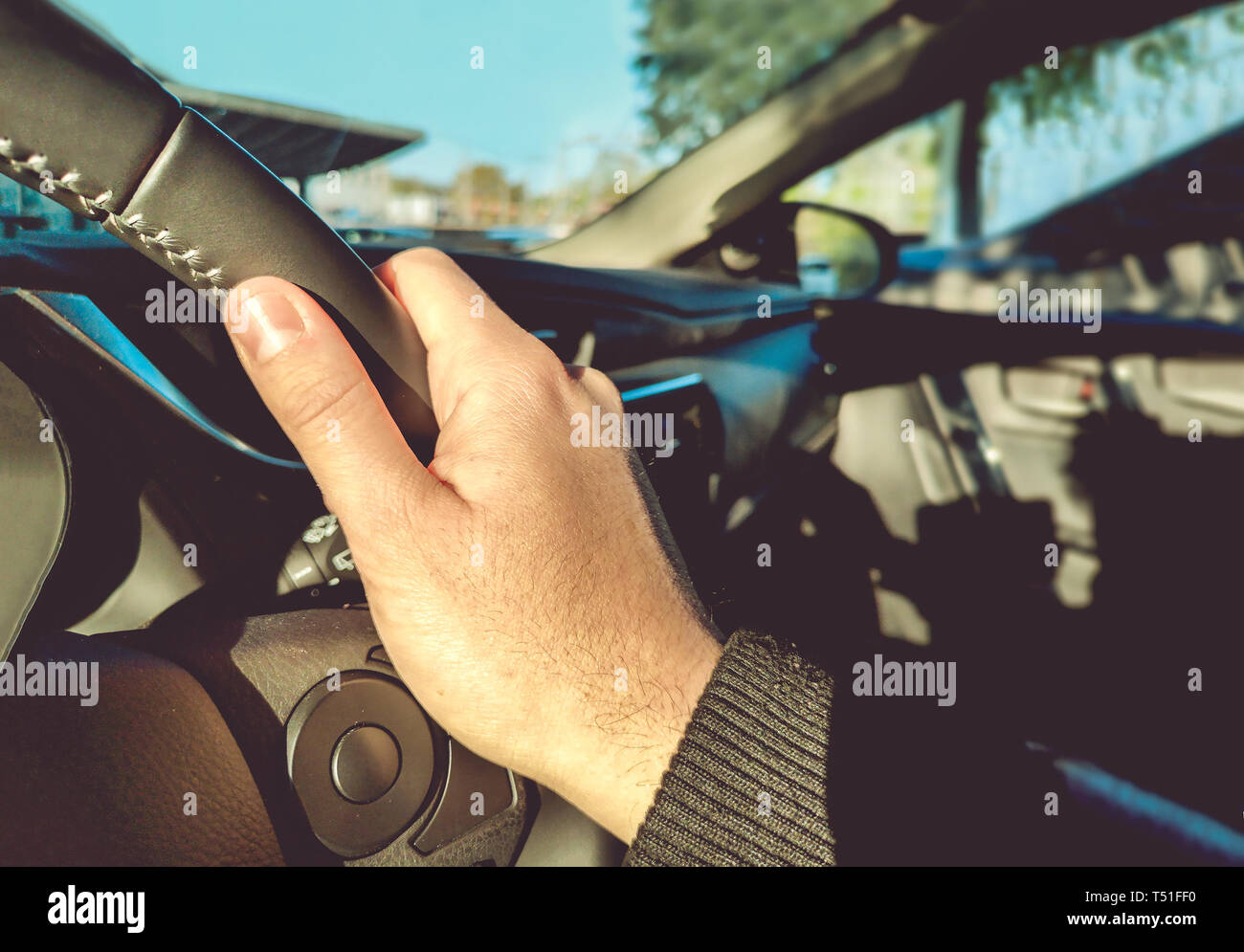 Apprendimento di guida lato destro sul volante all'interno di una vettura con circolazione a sinistra la luce del mattino Foto Stock