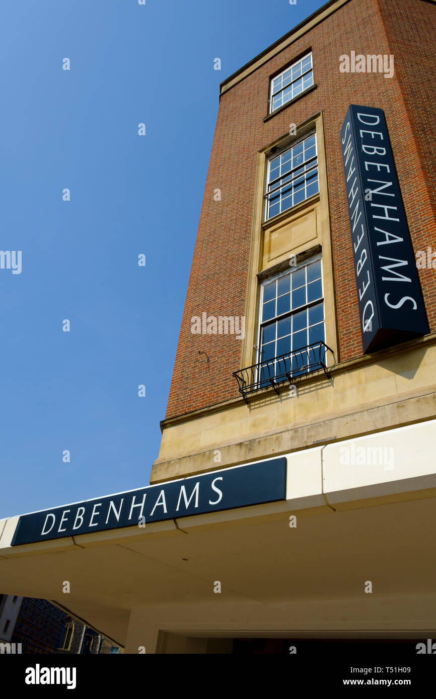 Segnaletica Debenhams al di fuori del negozio principale in Norwich, Norfolk. © Lawrence Woolston/Alamy LIve News Foto Stock