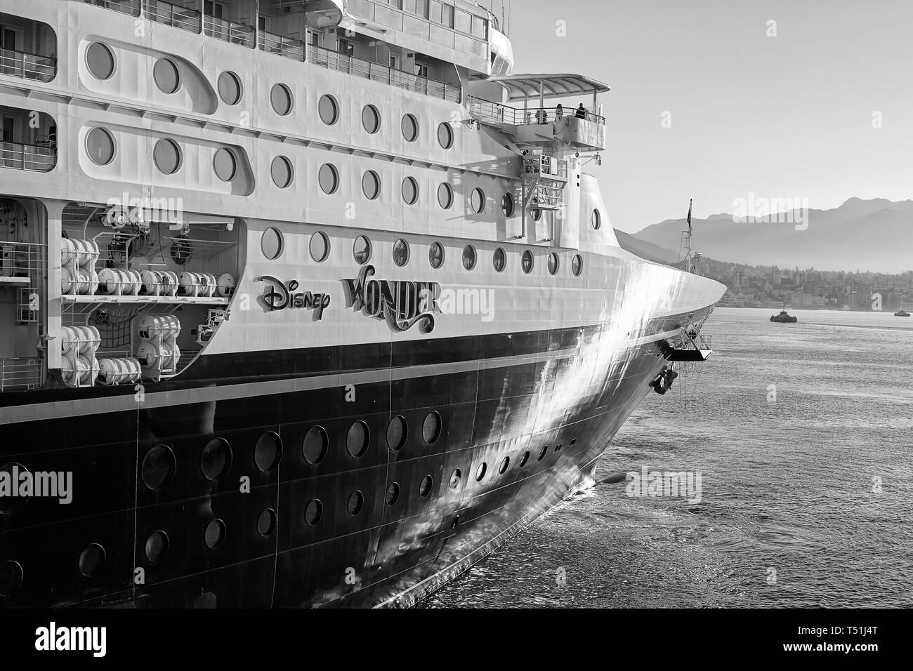 Foto in bianco e nero della nave da crociera Disney, Disney Wonder, ormeggio al terminal delle navi da crociera nel porto di Vancouver all'alba. British Columbia Foto Stock