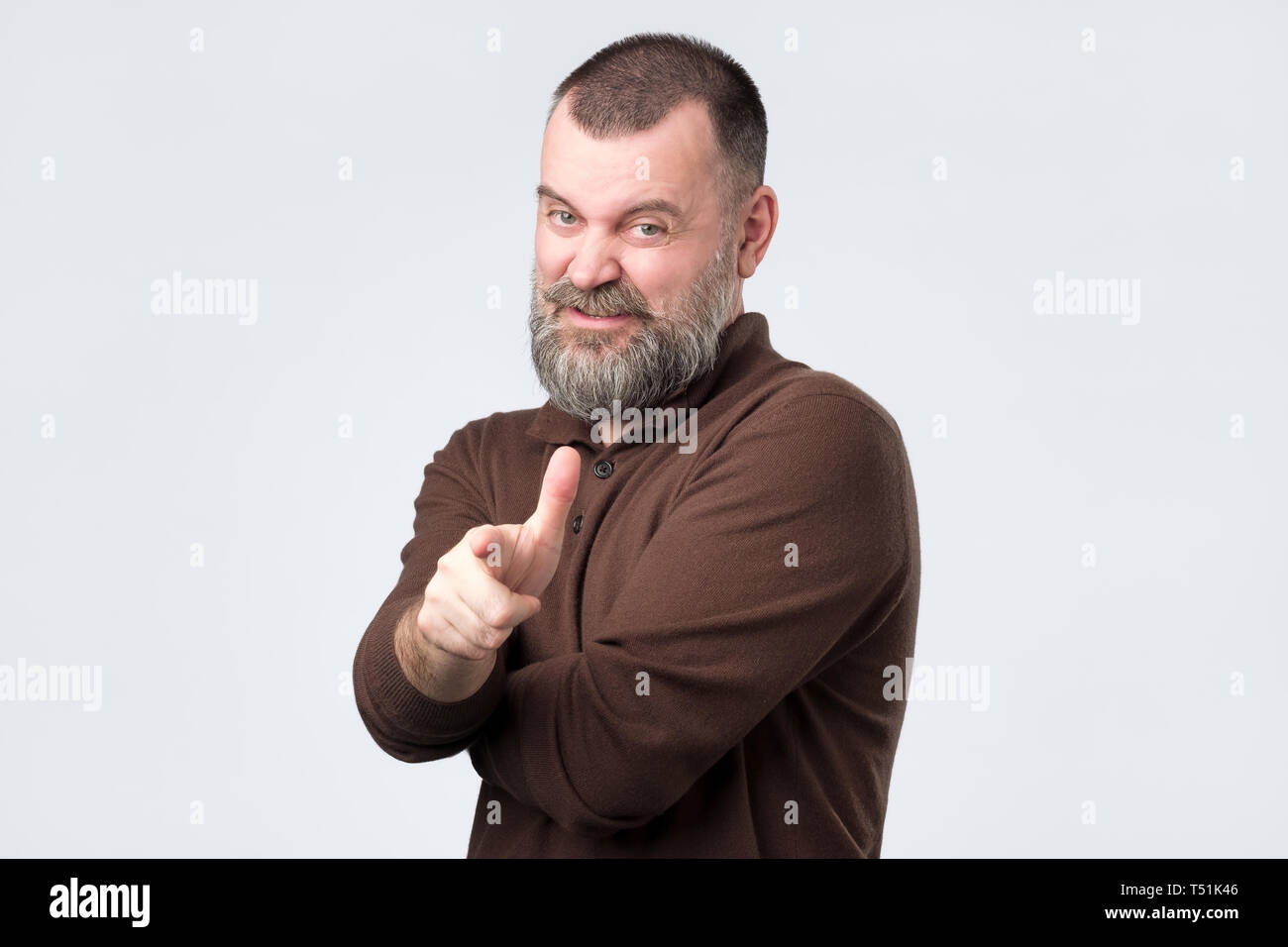 Arrabbiato irritato uomo maturo puntare il dito indice sulla fotocamera Foto Stock