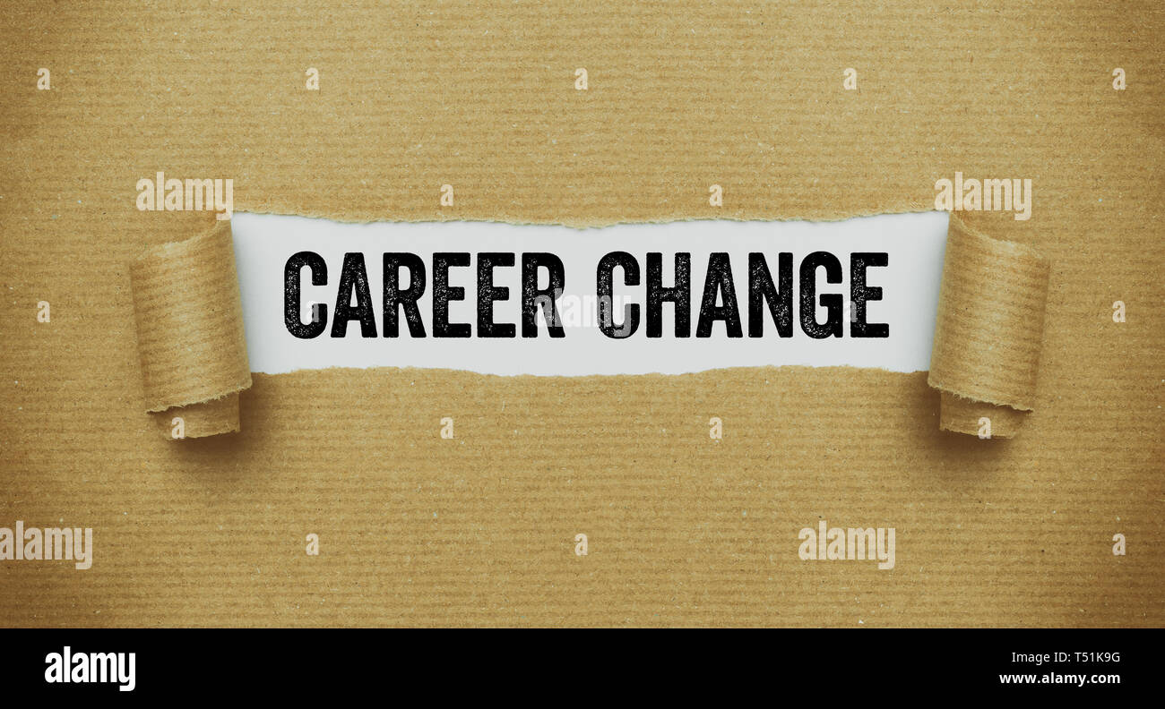 Strappato carta marrone rivelando la parola cambiamento di carriera Foto Stock