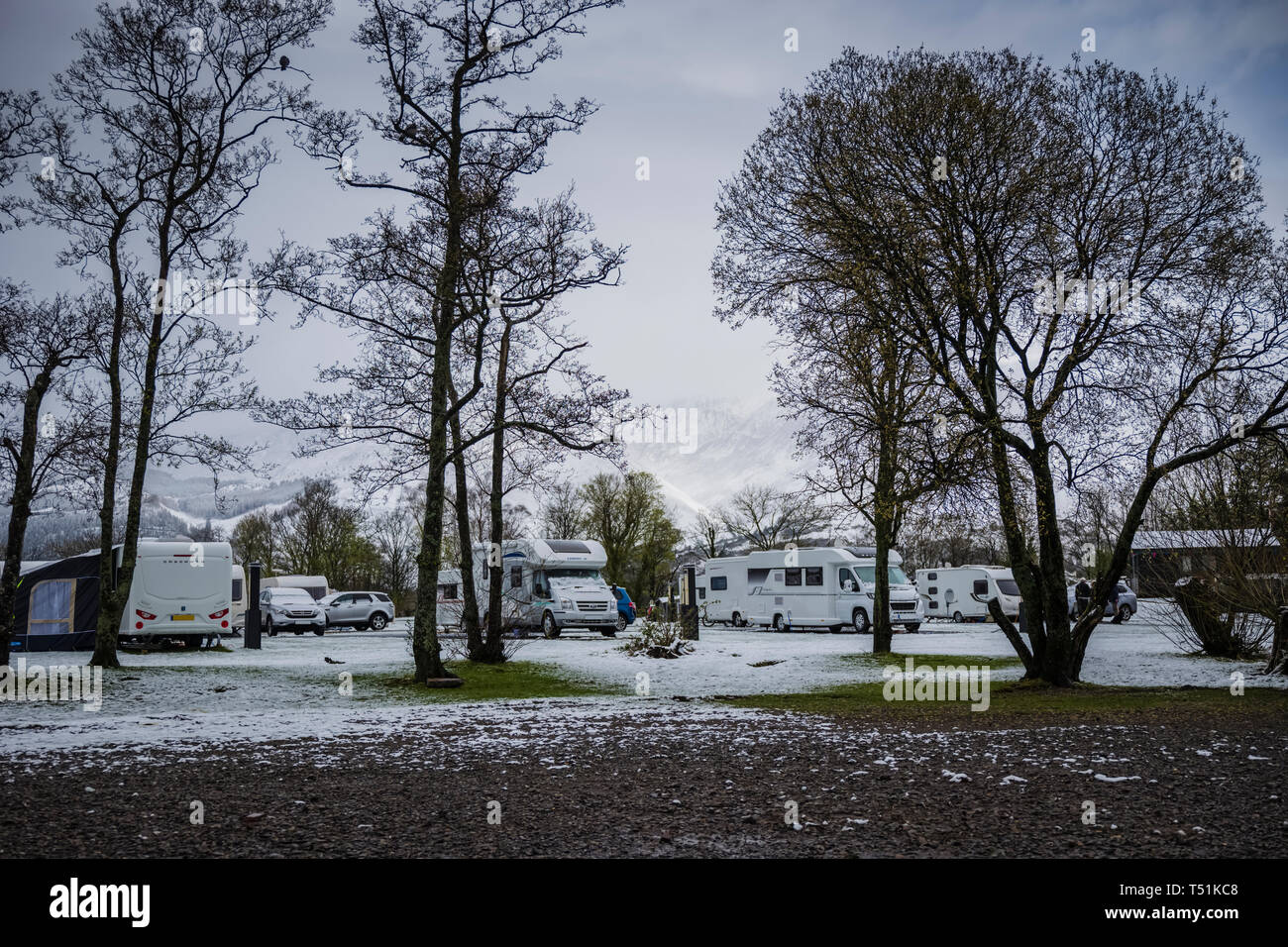 Campeggio e caravaning Club sito con neve di primavera a Keswick, Cumbria, Regno Unito. Foto Stock