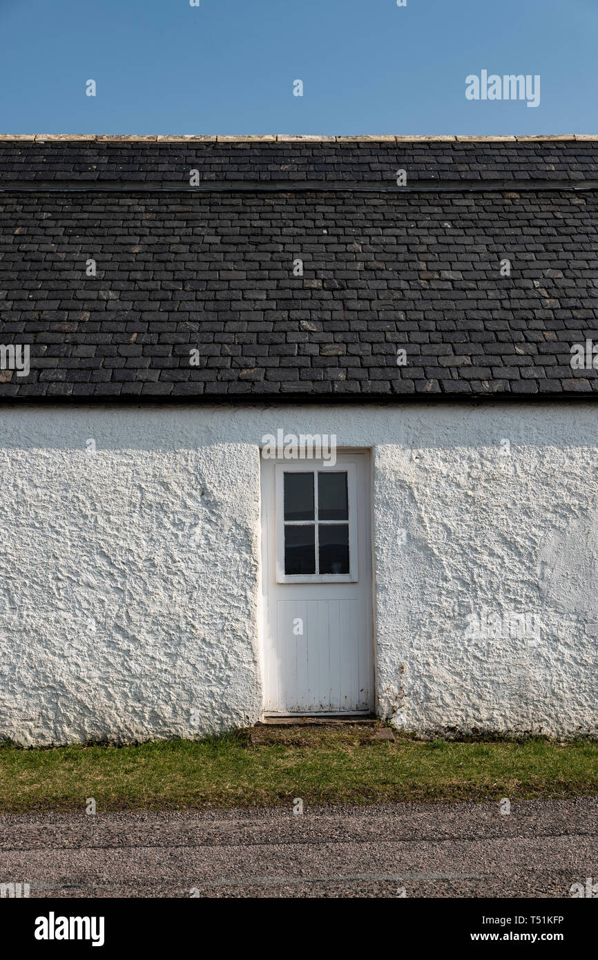 Porta di un tradizionale cottage, a Poolewe, Scozia. Foto Stock