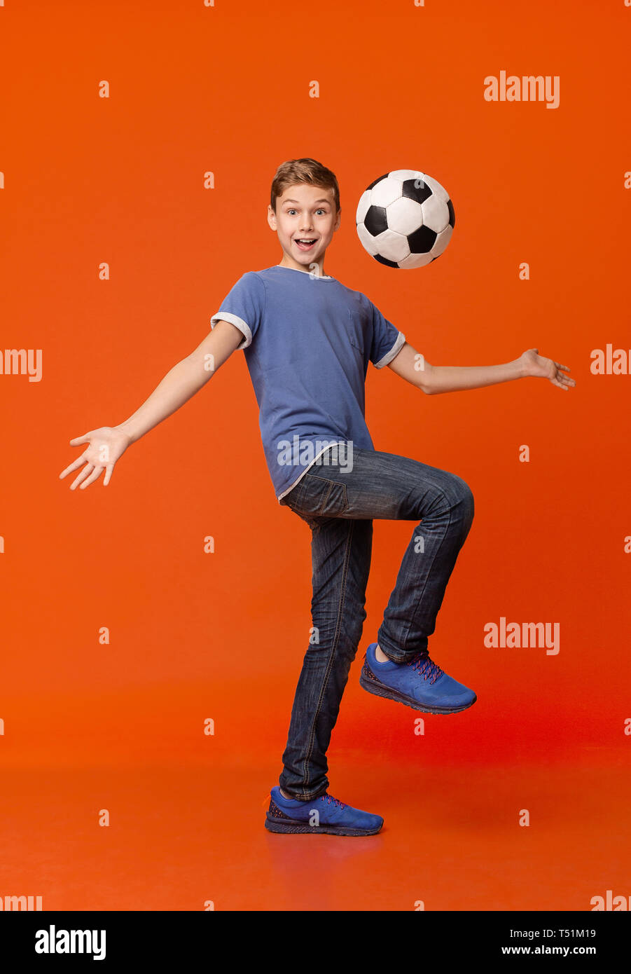 Cordiale ragazzo emotivo giocoleria con pallone da calcio Foto stock - Alamy