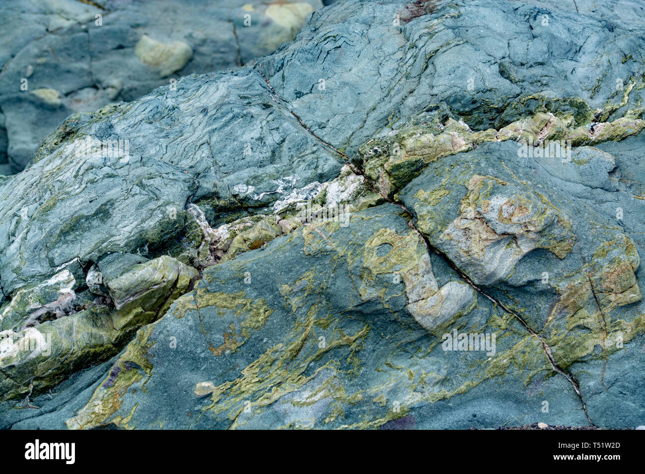 Con sfondo verde roccia minerale vicino, Gemma e texture, olivina, amazonite, amphibolite, sullo sfondo della geologia Foto Stock