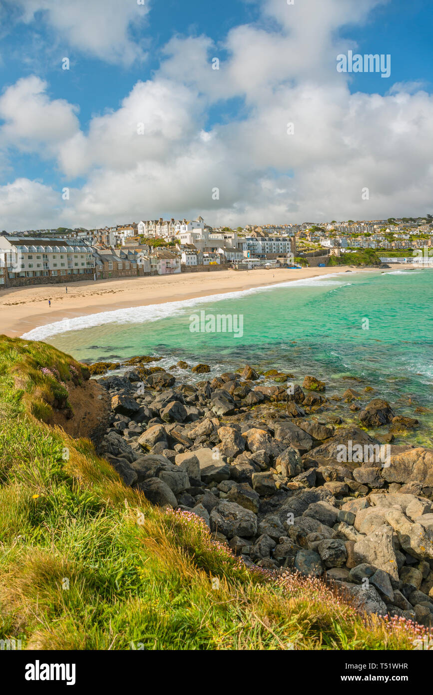 Vista sulla spiaggia di Porthmeor vista dalla penisola dell'isola, St Ives, Cornovaglia, Inghilterra, Regno Unito Foto Stock