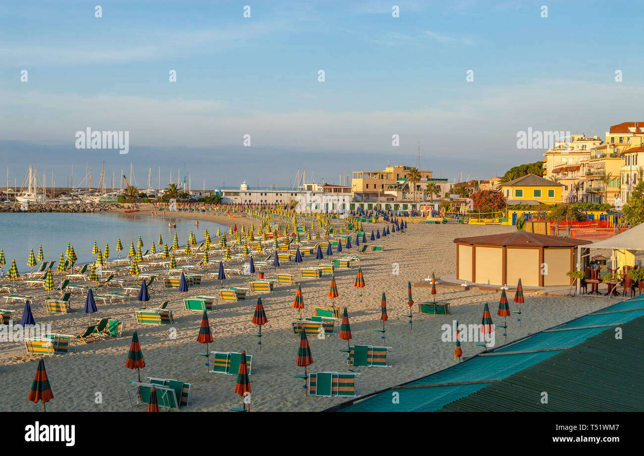 Spiaggia di San Remo presso la costa ligure, nord ovest Italia | Strand von San Remo, Ligurien, Nordwestitalien Foto Stock