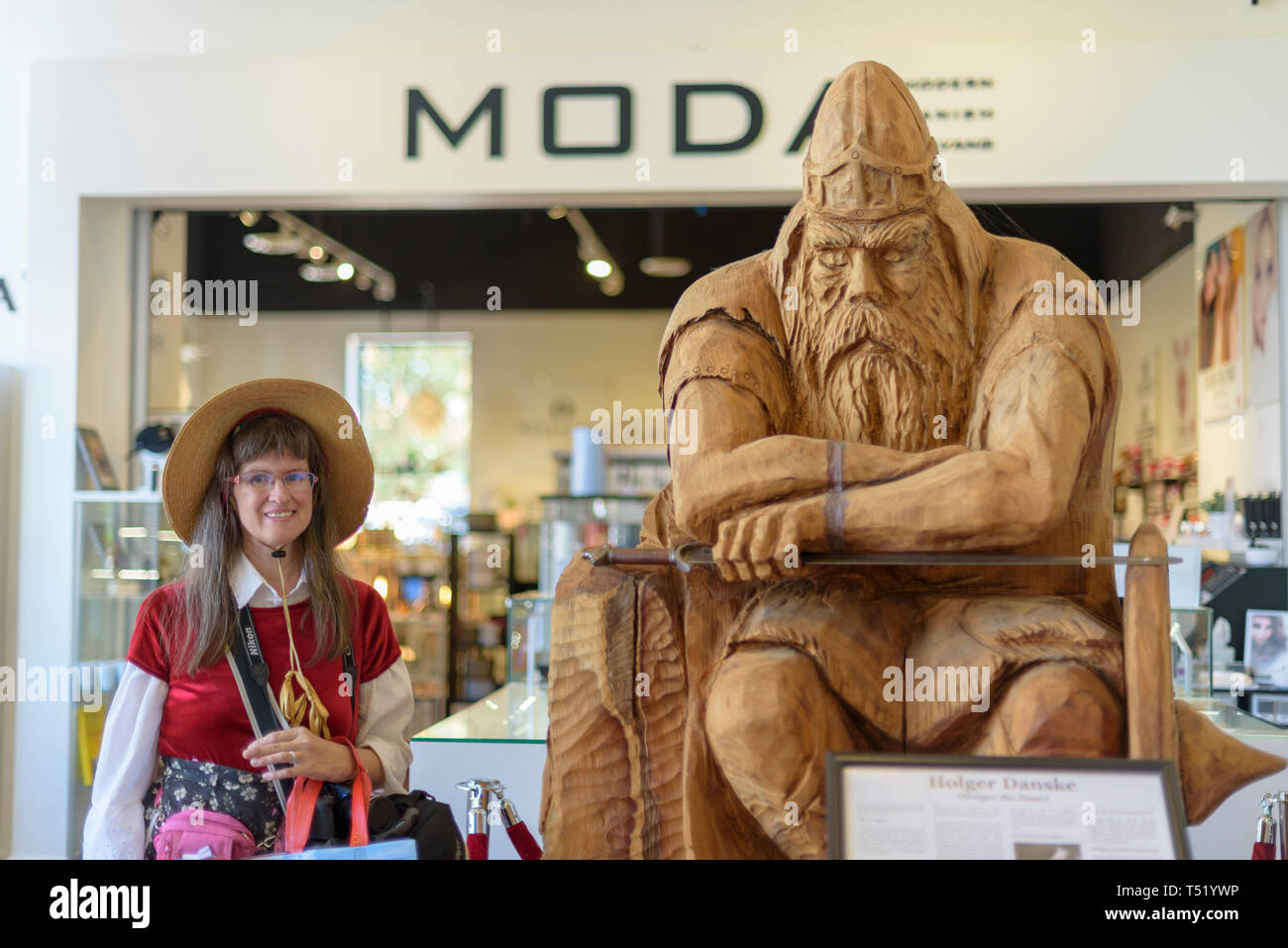 Tourist accanto alla grande statua lignea di Viking all'interno del negozio. Foto Stock