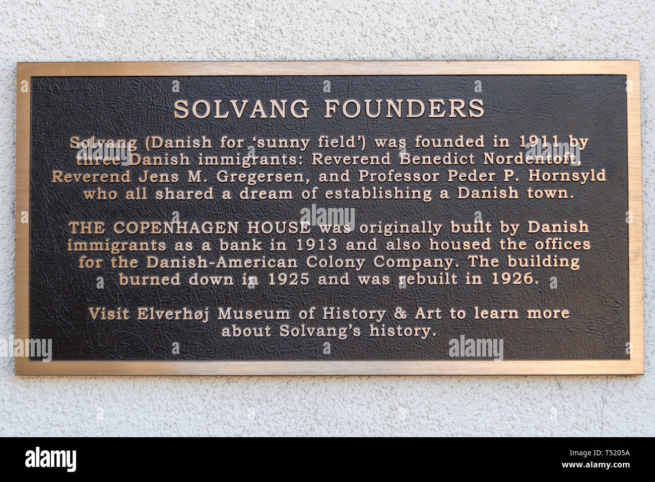 La placca di dare delle informazioni dei padri fondatori di Solvang, California. Foto Stock