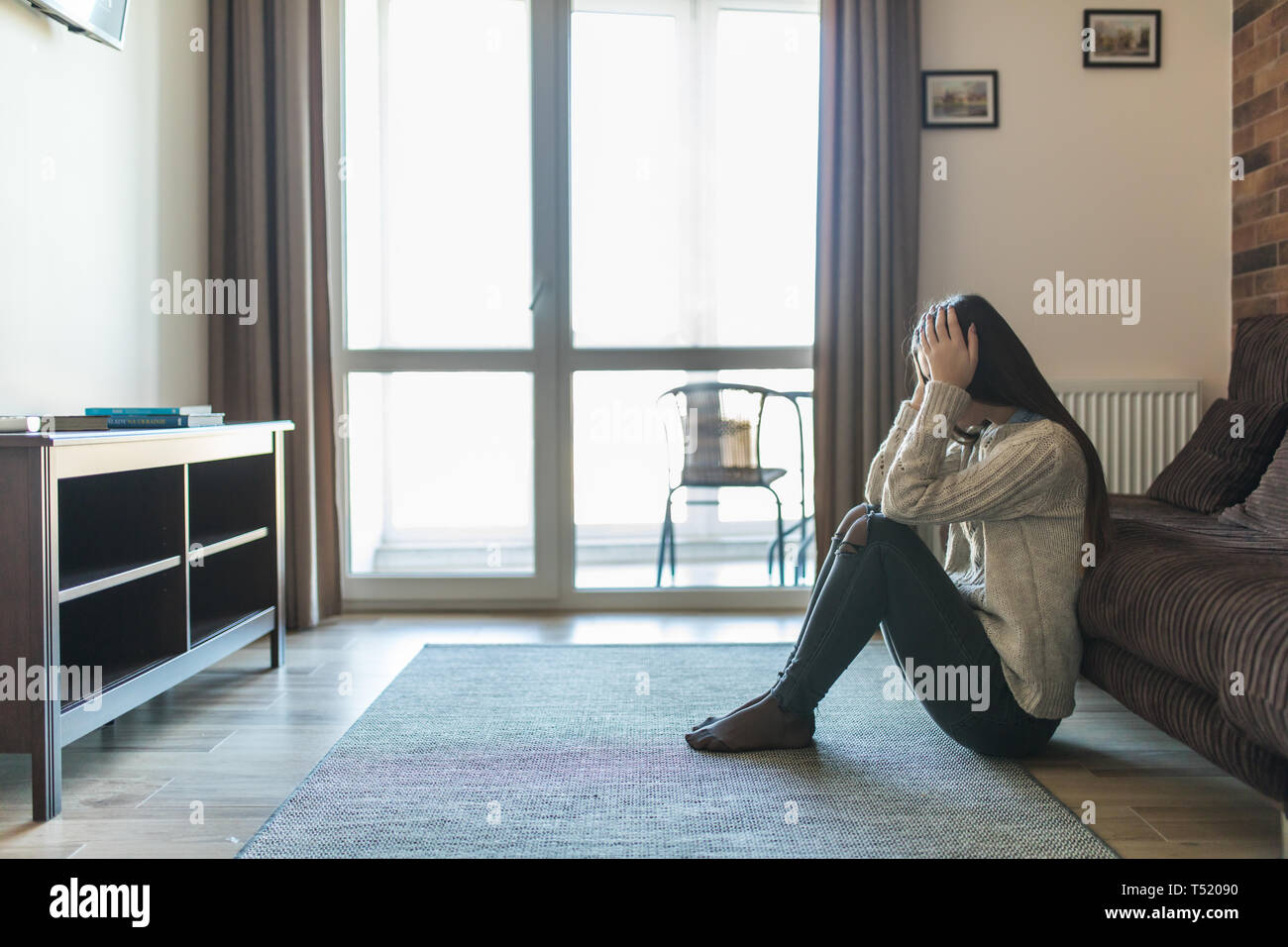 Attacco di panico donna, stress emotivo depresso persona con disturbo di ansia, salute mentale malattia, mal di testa e emicrania seduta sensazione di cattivo con b Foto Stock