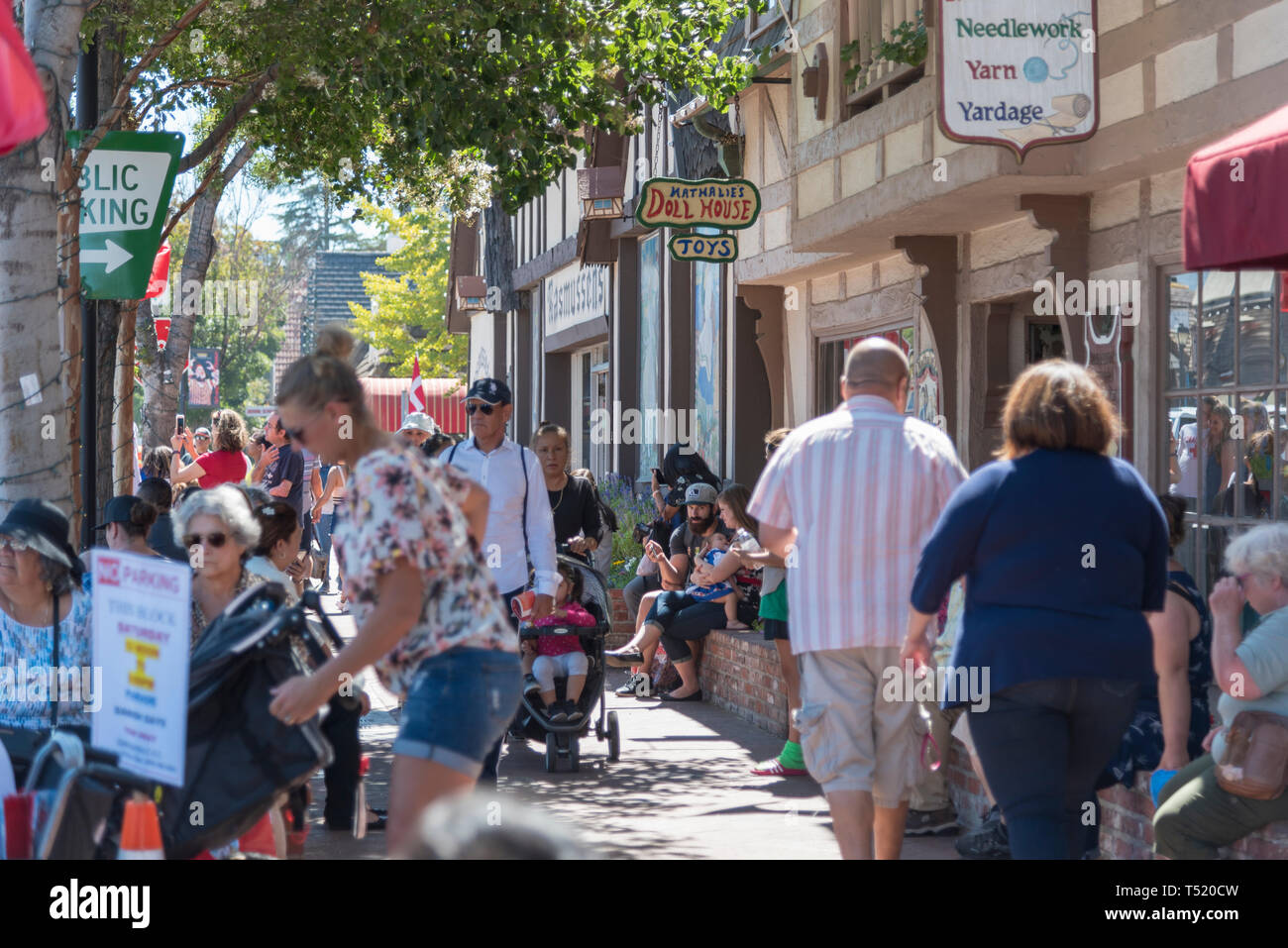 Persone sito vedendo e shopping sulla strada. Foto Stock