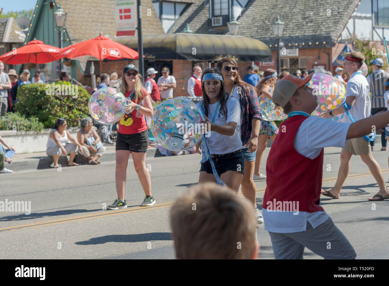 Le persone che giocano con le più grandi sfere chiaro nella strada vicino alla fine dei giorni danese Parade. Foto Stock