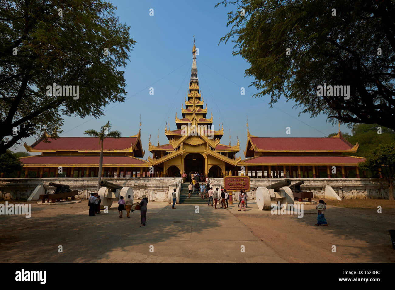 La grande entrata alla Royal Palace complesso in Mandalay, Myanmar. Foto Stock