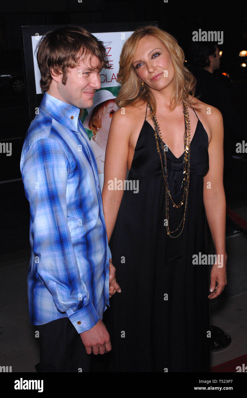 LOS ANGELES, CA. 28 settembre 2005: attrice TONI COLLETTE & marito DAVE GALAFASSI presso il Los Angeles premiere del suo nuovo film nella sua scarpe. © 2005 Paul Smith / Featureflash Foto Stock