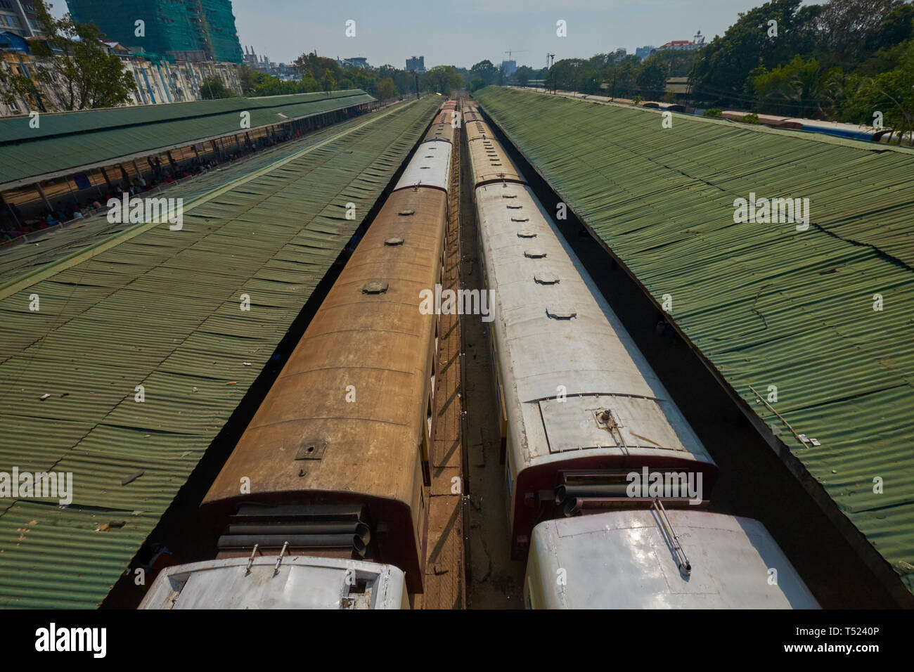 Guardando verso il basso in corrispondenza della stazione del treno alla stazione ferroviaria principale di Mandalay, Myanmar. Foto Stock