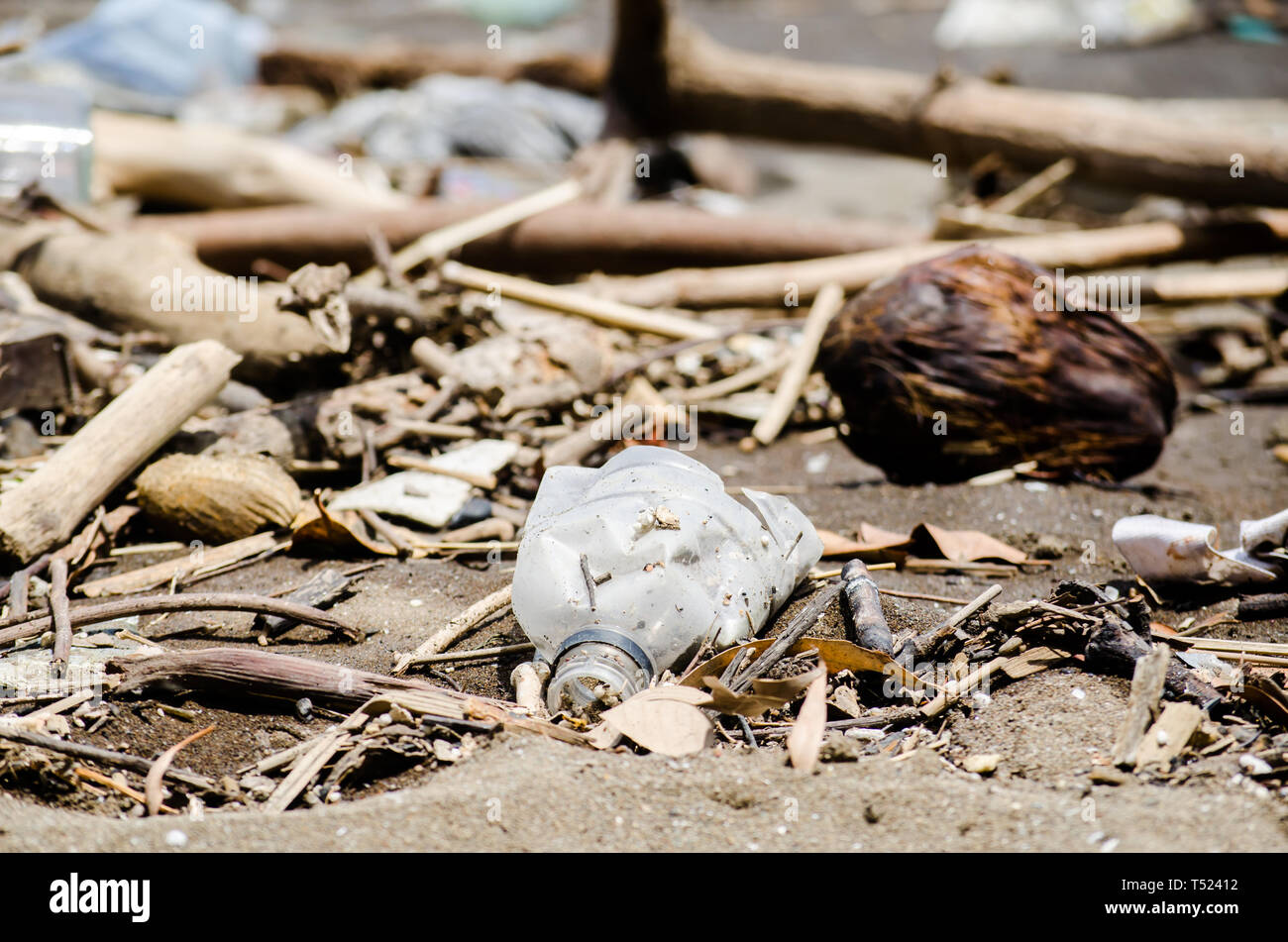 Massiccio inquinamento plastico nella palude di mangrovie di Panama City nella zona di Costa del Este Foto Stock