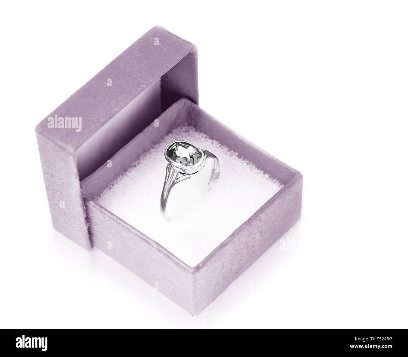Bianco-metallo anello da dito con il suo diamante nero Foto Stock