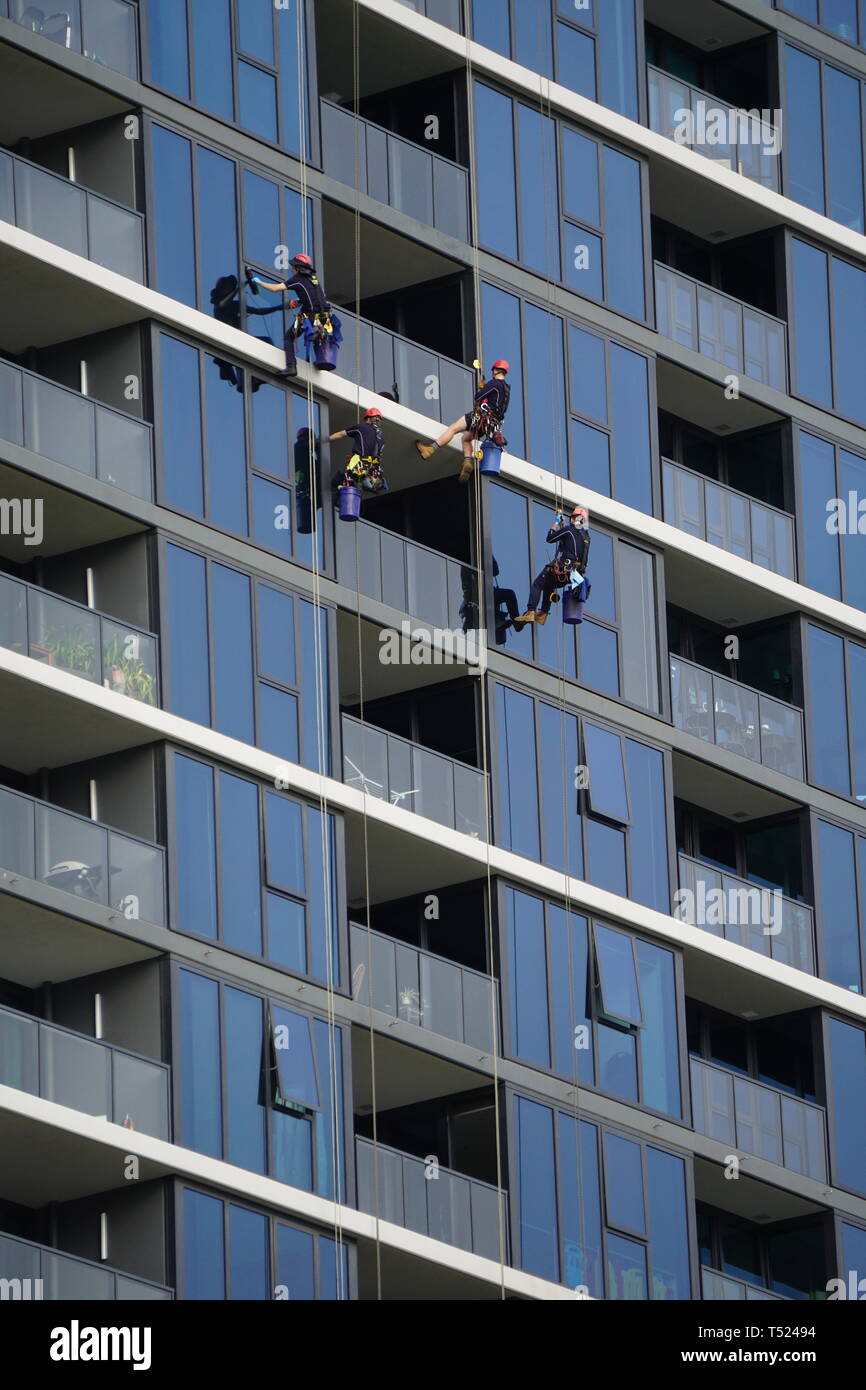 Pulitori in un alto edificio di appartamenti in Melbourne Docklands. Foto Stock