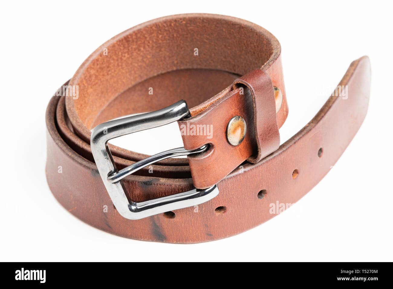 Un primo piano di un prodotto studio di una cintura da uomo spessa usata  che mostra la bella patina della sua pelle Foto stock - Alamy