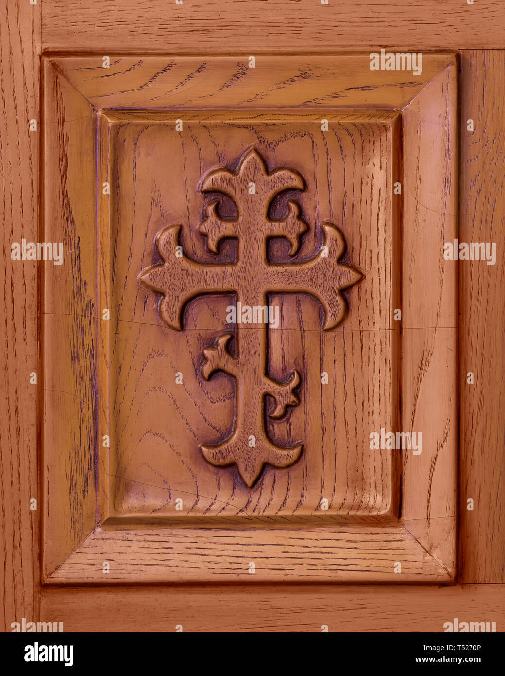Croce cristiana incisa in pannello di legno Foto Stock