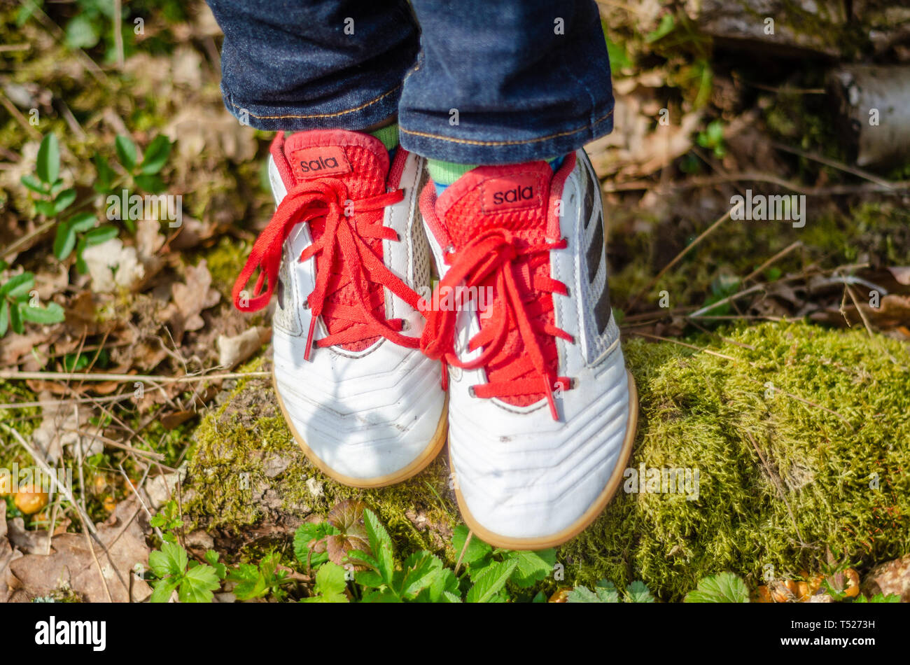 Vista ravvicinata di un giovane bambino trainer Adidas scarpe. Foto Stock