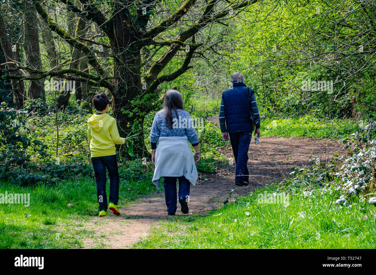 Una famiglia su un camminare lungo sentieri di campagna a th evillage di Perton vicino a Wolverhampton in South Staffordshire, Regno Unito Foto Stock