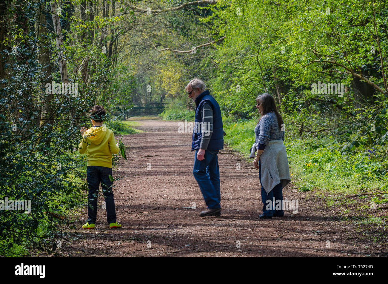 Una famiglia su un camminare lungo sentieri di campagna a th evillage di Perton vicino a Wolverhampton in South Staffordshire, Regno Unito Foto Stock