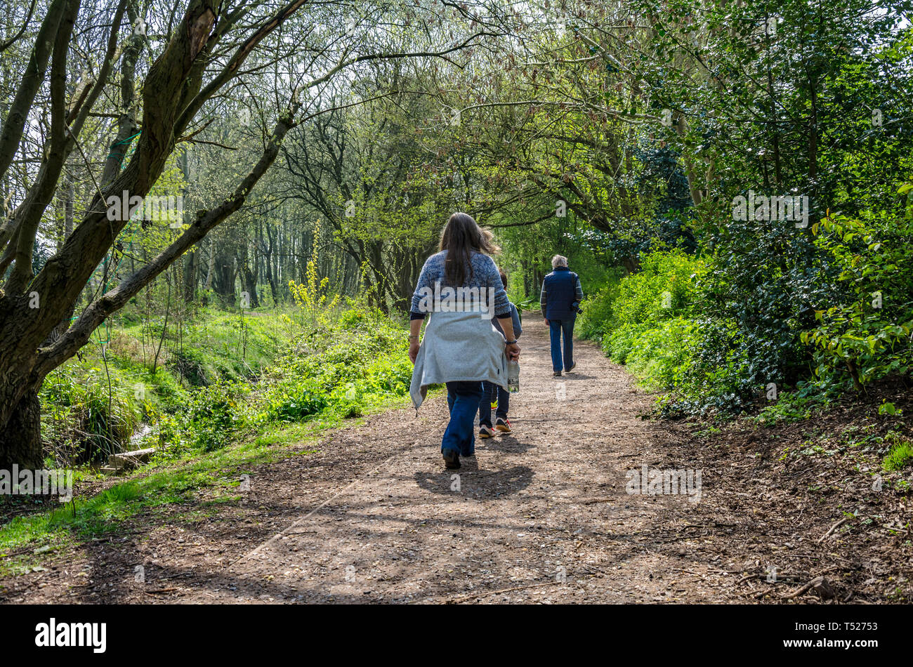 Una famiglia su un camminare lungo sentieri di campagna presso il villaggio di Perton vicino a Wolverhampton in South Staffordshire, Regno Unito Foto Stock