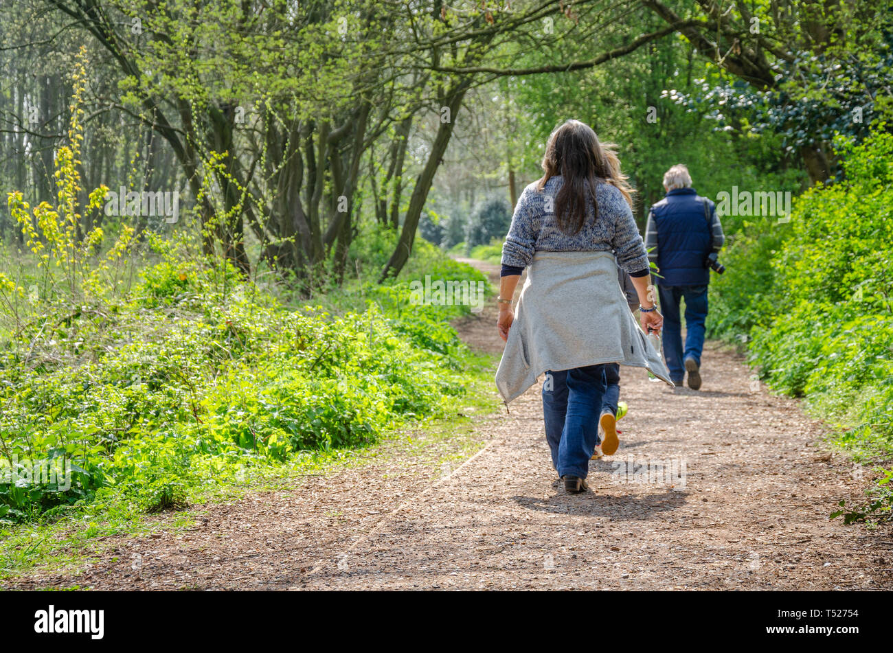 Una famiglia su un camminare lungo sentieri di campagna presso il villaggio di Perton vicino a Wolverhampton in South Staffordshire, Regno Unito Foto Stock