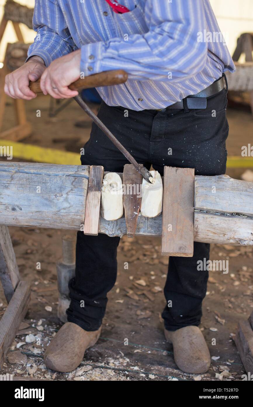 Una scarpa maker rendendo olandese di scarpe di legno al pattino di legno Tulip Festival in Woodburn, Oregon, Stati Uniti d'America. Foto Stock