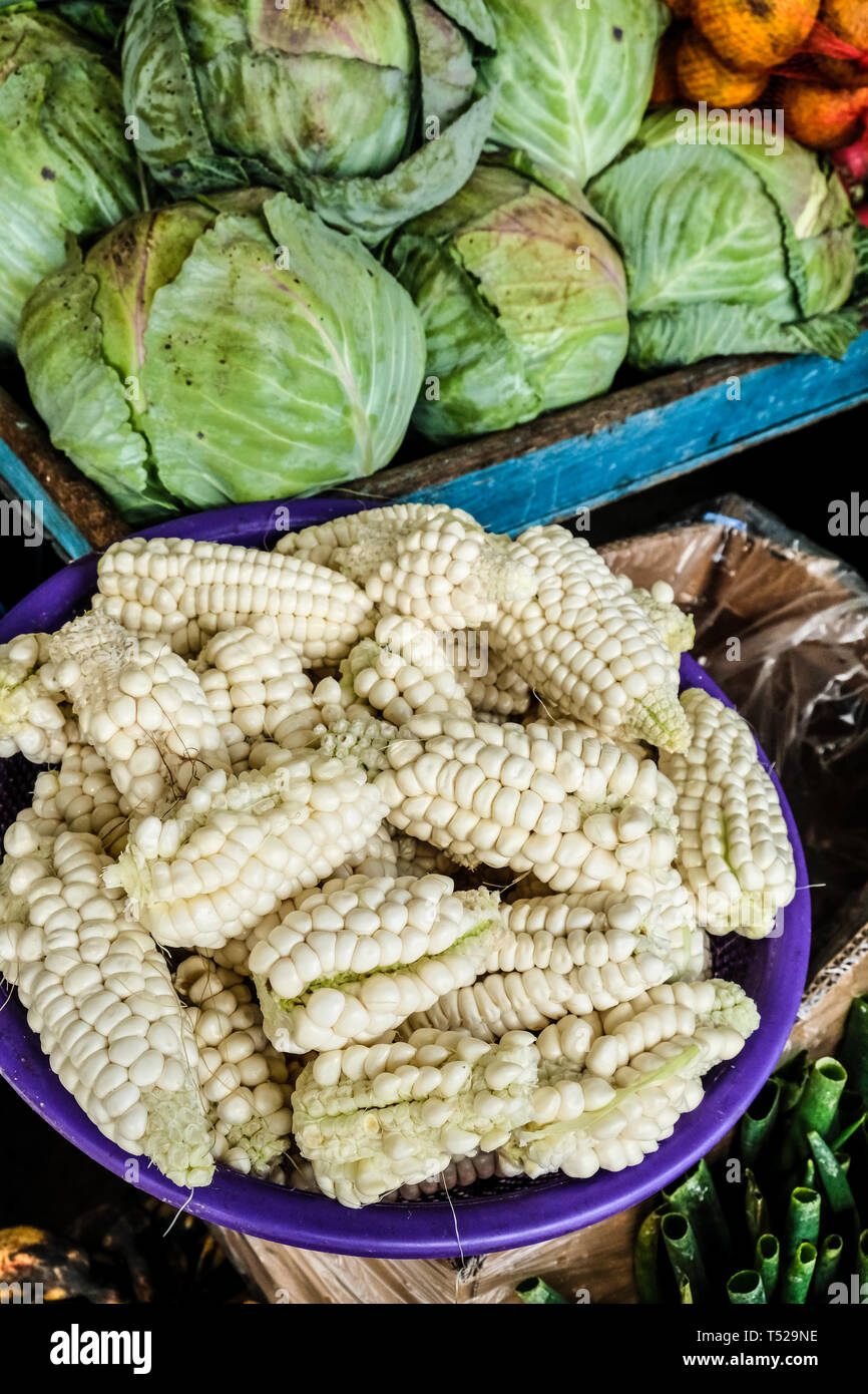 Prodotti locali freschi nel mercato degli agricoltori Foto Stock