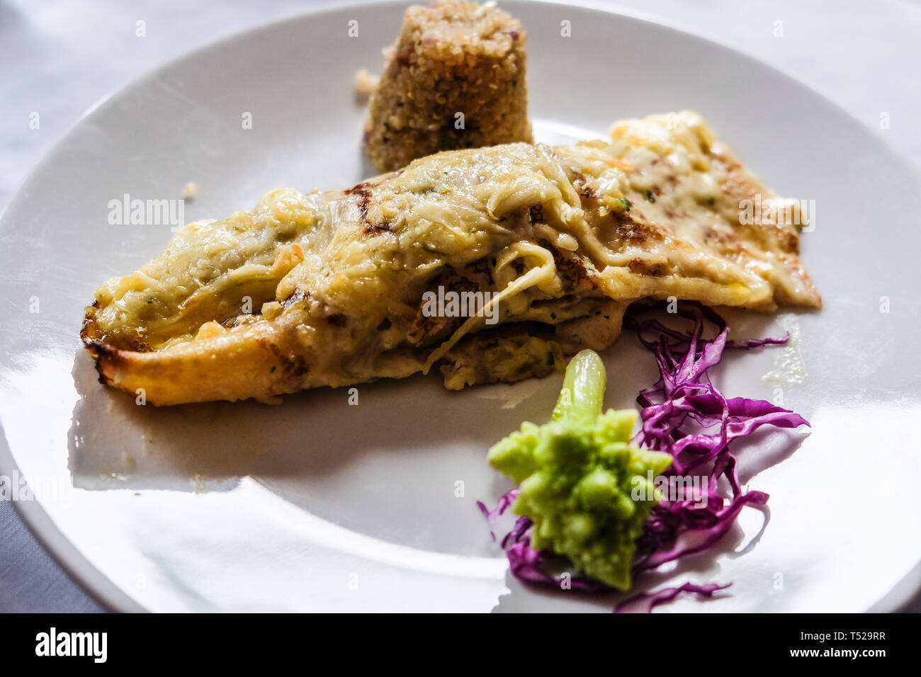 Testa a fungo di pollo crêpe in sala da pranzo la piastra su un panno bianco tavolo da pranzo Foto Stock