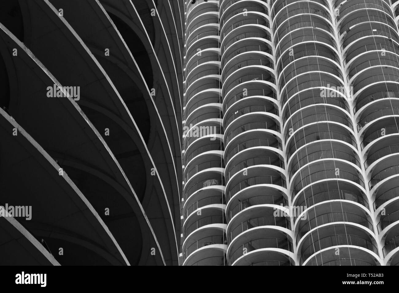 Marina torri della città, celebre architettura di Chicago landmark lungo il fiume Chicago nel nord del fiume Chicago, Illinois in bianco e nero Foto Stock