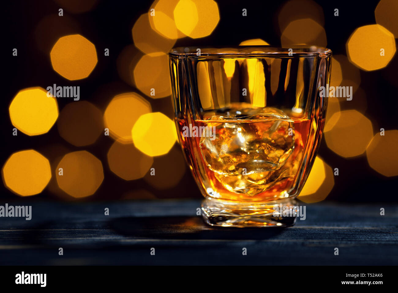 Il whiskey con cubetti di ghiaccio nel bicchiere Foto Stock