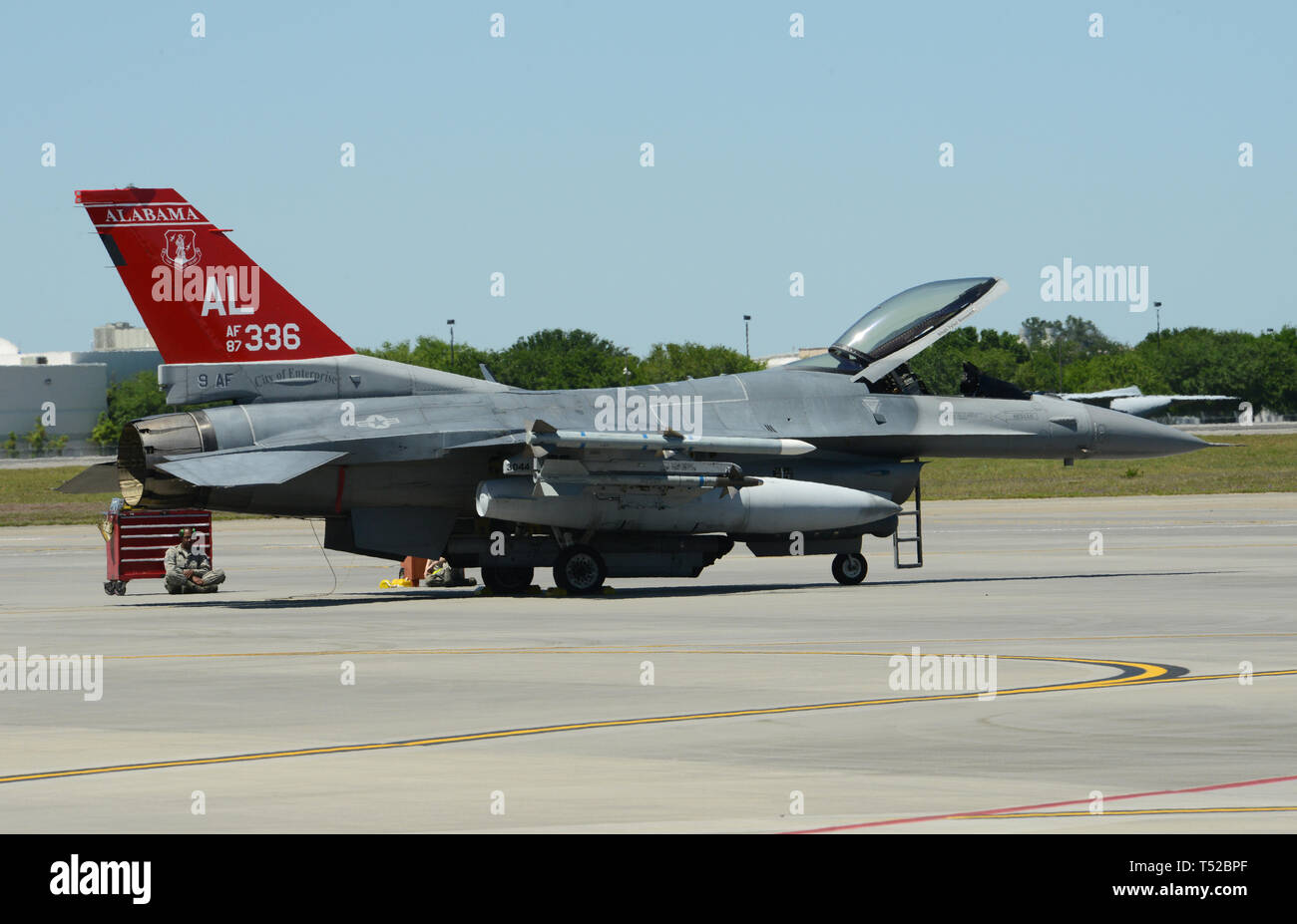 Un U.S. Air Force F-16 Falcon assegnato al centesimo Fighter Squadron, 187th Fighter Wing, Alabama Air National Guard con l'unità distintivo del 'Red Tail' è posizionato sul flightline all'aria centro dominante al Savannah Air National Guard Base, Savannah, Georgia, 15 aprile 2019. Il 187th sta prendendo parte nella savana sentinella 2019-2, due settimane di air-Air Combat Training esercizio preparazione Air National Guard di unità per la distribuzione e il teatro downrange operazioni. (U.S. Air National Guard foto di Master Sgt. John Hughel, 142th Fighter Wing Affari pubblici) Foto Stock