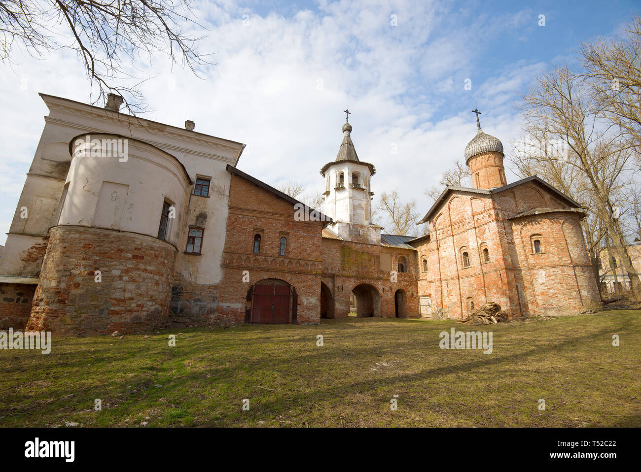 Vecchia chiesa doppia (Annunciazione e Michele Arcangelo) su una soleggiata giornata di aprile. Veliky Novgorod, Russia Foto Stock