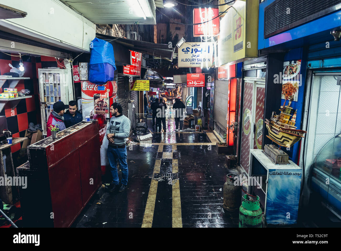 Vicolo stretto con negozi e piccoli ristoranti nella città di Amman, Giordania Foto Stock