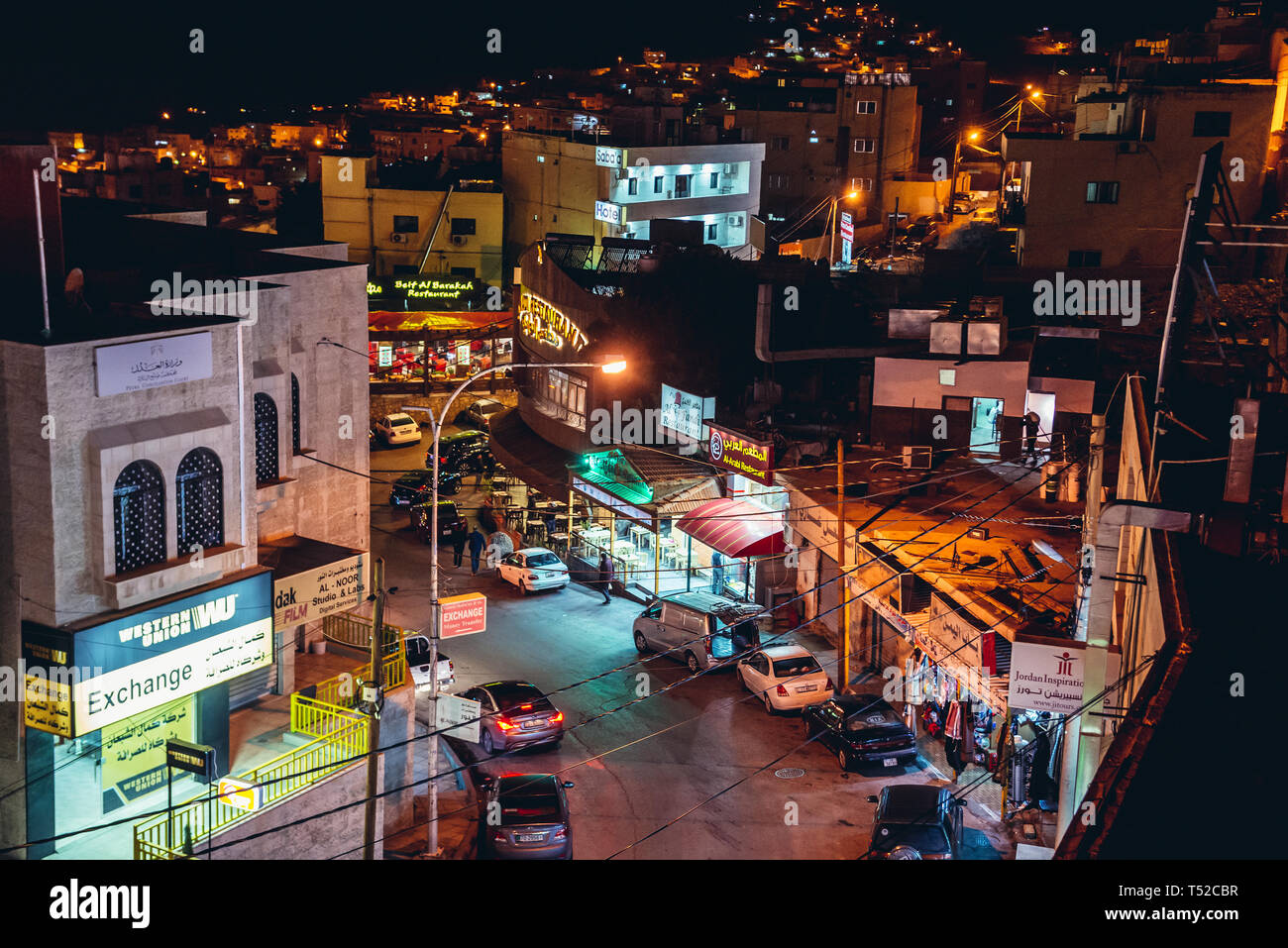 Notte nel Wadi Musa city, Giordania Foto Stock