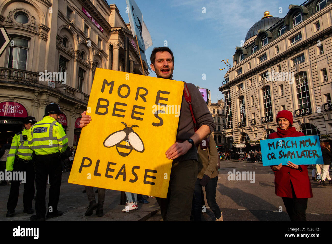 Gli attivisti ambientali dalla ribellione di estinzione movimento dimostrare a Londra Piccadilly Circus - un numero maggiore di api si prega di Foto Stock