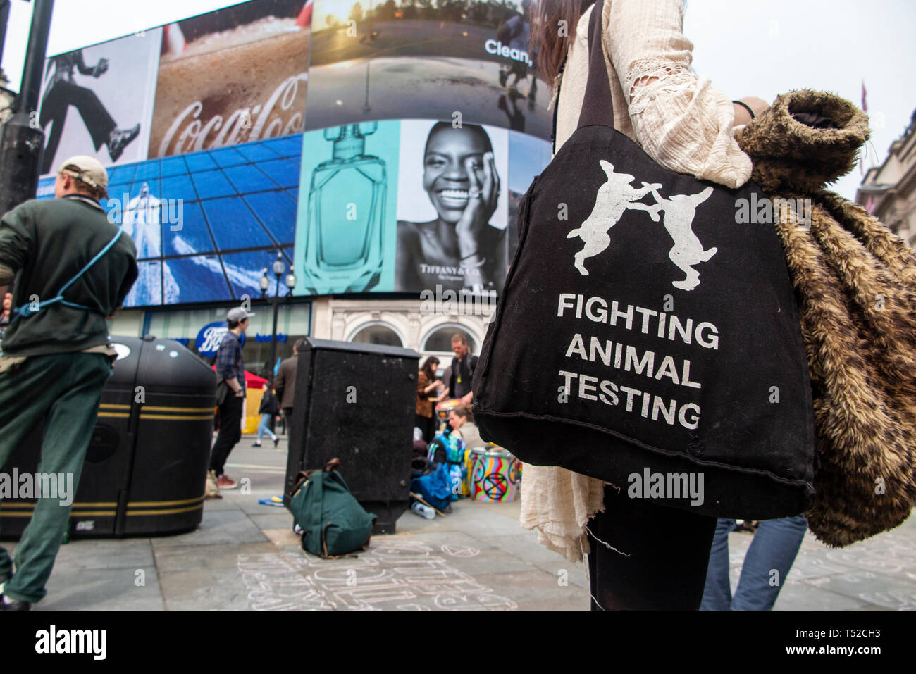 Gli attivisti ambientali dalla ribellione di estinzione circolazione a Londra Piccadilly Circus - lotta contro la sperimentazione animale. Foto Stock