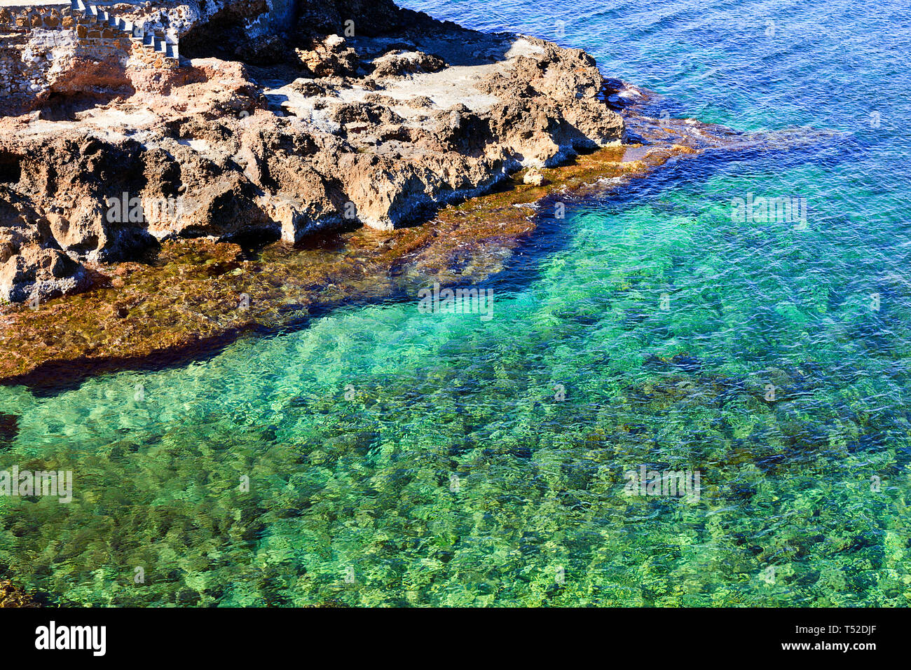 Chiare acque del mar Mediterraneo a Les Areletes, Denia, Spagna Foto Stock