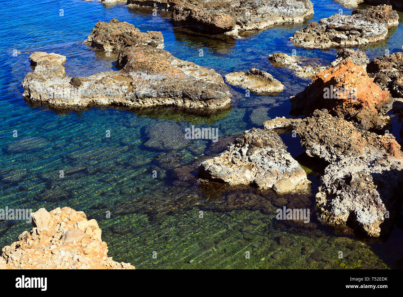 Piscine di roccia a Los Arenetes in San Antnio riserva marina, Les Rotes, Denia, Spagna Foto Stock