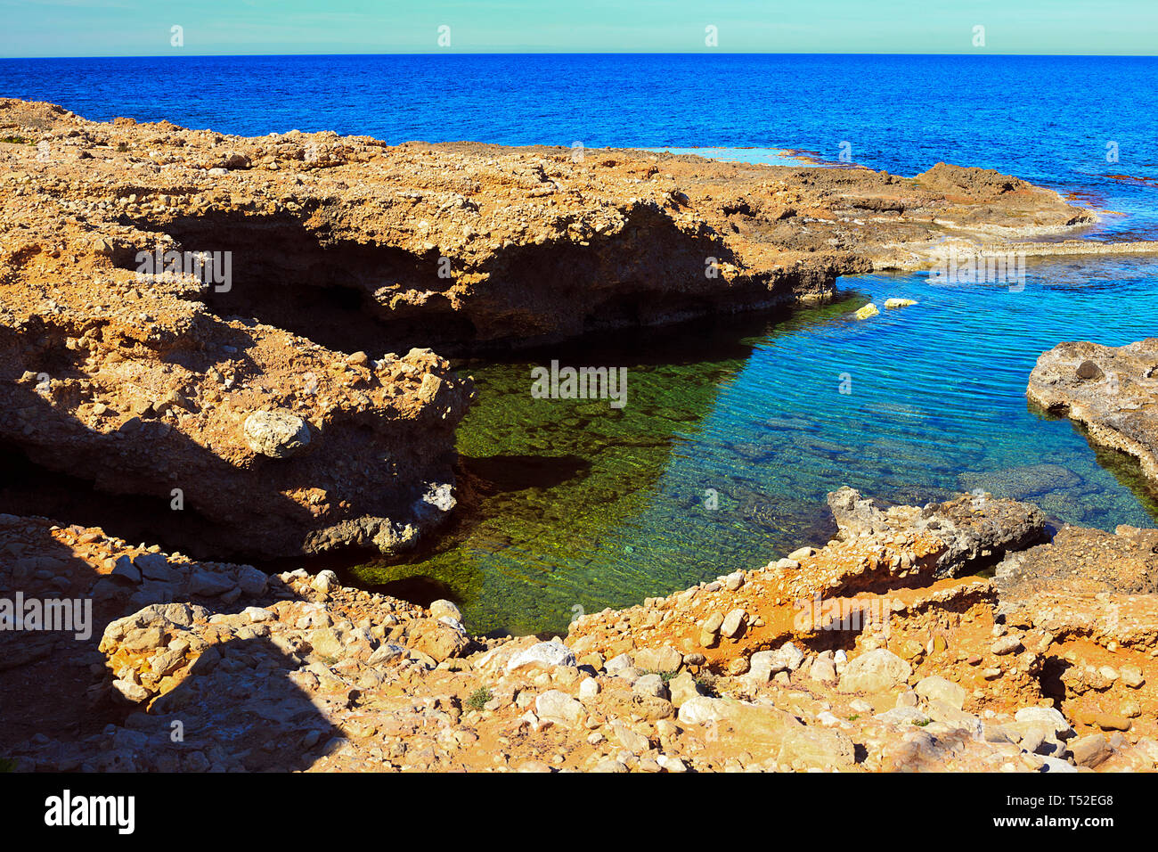 Piscine di roccia a Los Arenetes in San Antonio riserva marina, Les Rotes, Denia, Spagna Foto Stock