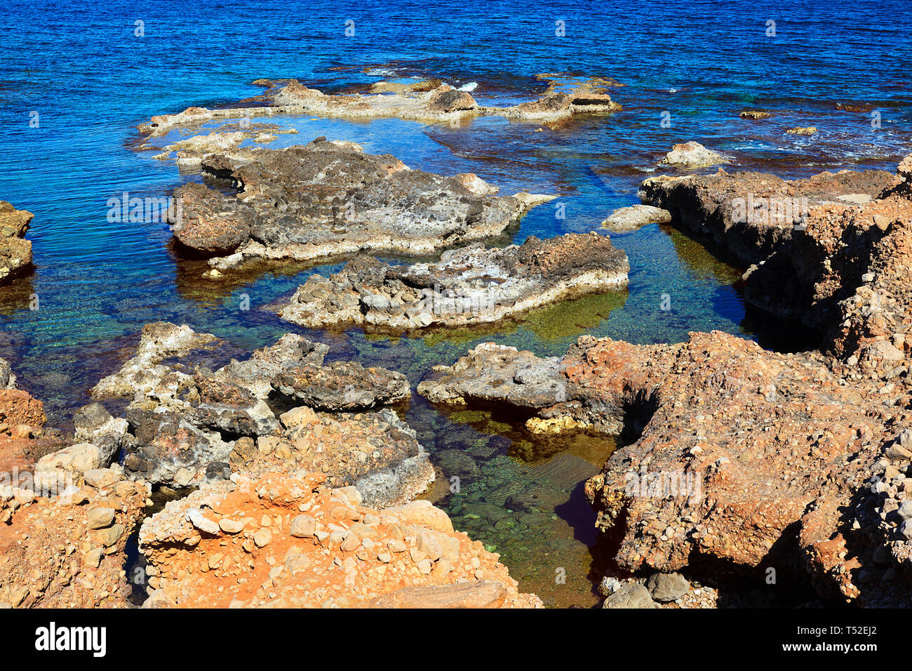 Piscine di roccia a Los Arenetes in San Antonio riserva marina, Les Rotes, Denia, Spagna Foto Stock