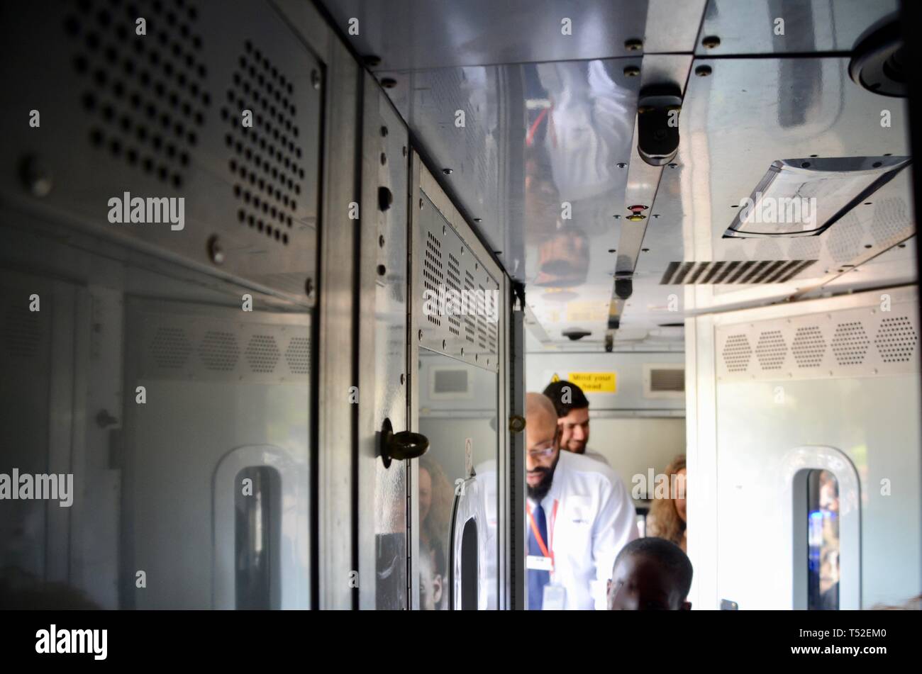 Vista dall'interno del prigioniero serco escort van con dipendenti Londra uk gran bretagna Foto Stock