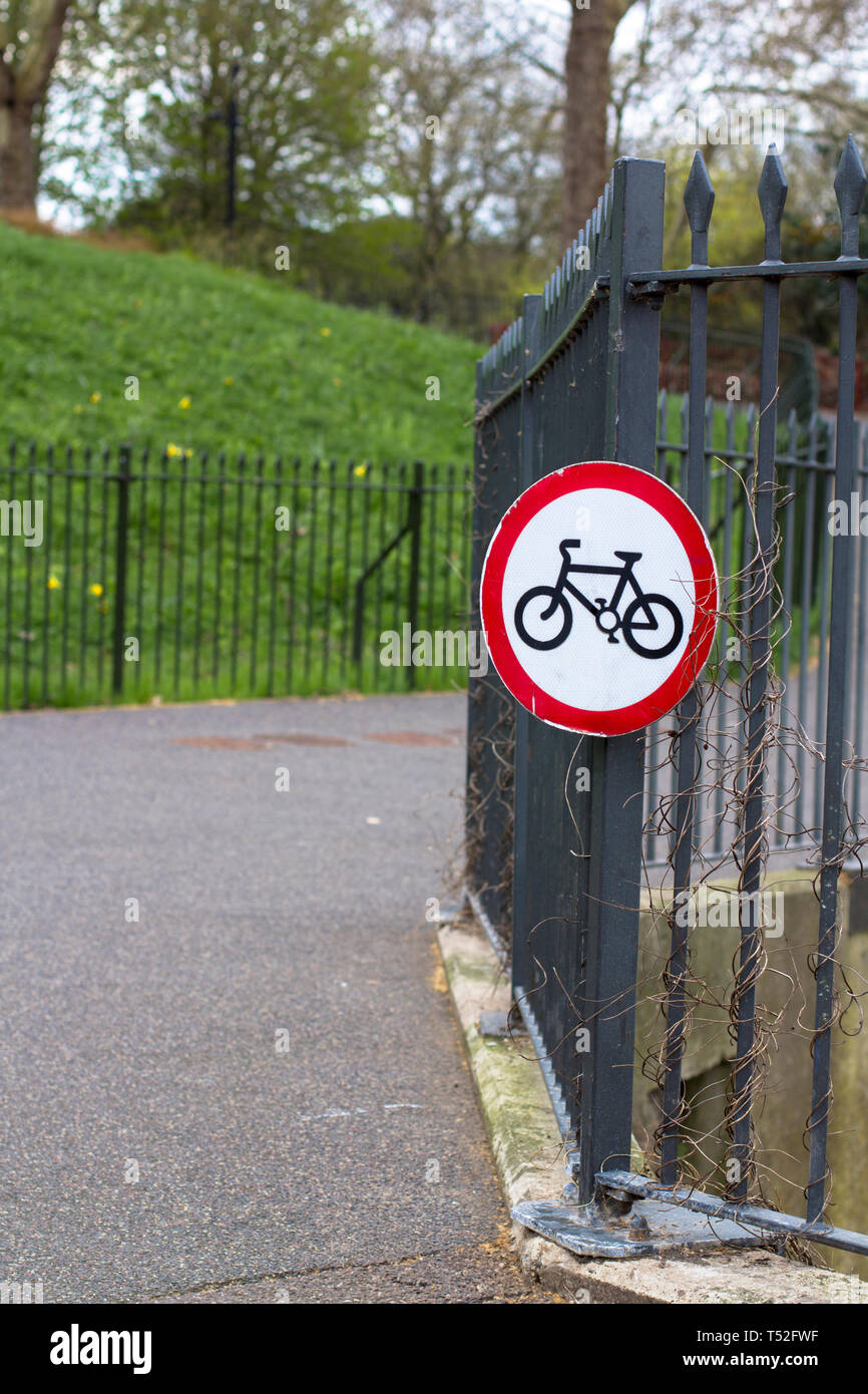 Londra, Gran Bretagna. Aprile 12, 2019. Battersea Park. Il carrello di guida in direzione nord. Nessun segno di ciclismo nel Parco Foto Stock